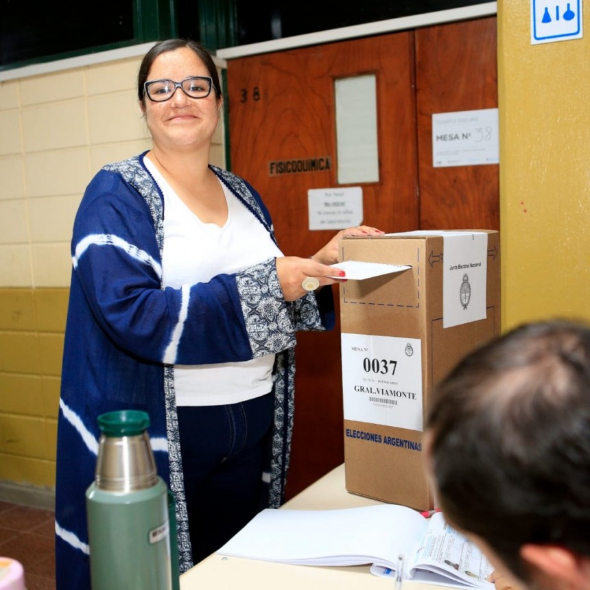 La candidata a concejal del Frente de Todos Lucía Villarreal  también emitió su voto