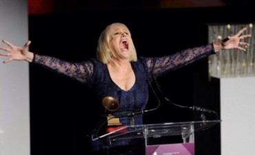 Valeria Lynch recibio su GRAMMY, a la excelencia musical