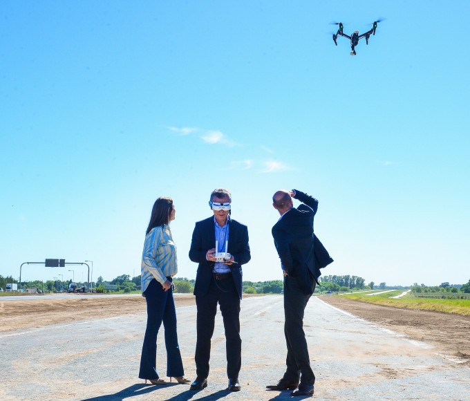 El presidente Macri empleó un drone para ver el impacto de la obra en la Ruta 5