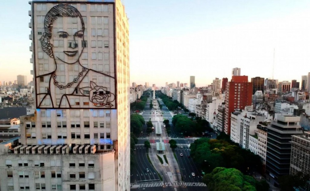 El Gobierno evalúa demoler el edificio con la imagen gigante de Evita