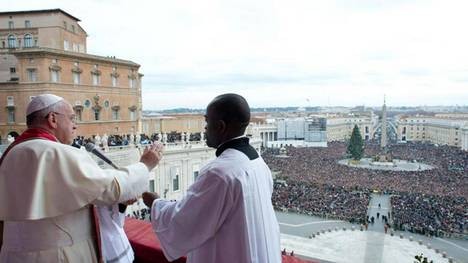 Francisco celebró su primera misa de Navidad y rezó por la paz y el fin de la violencia