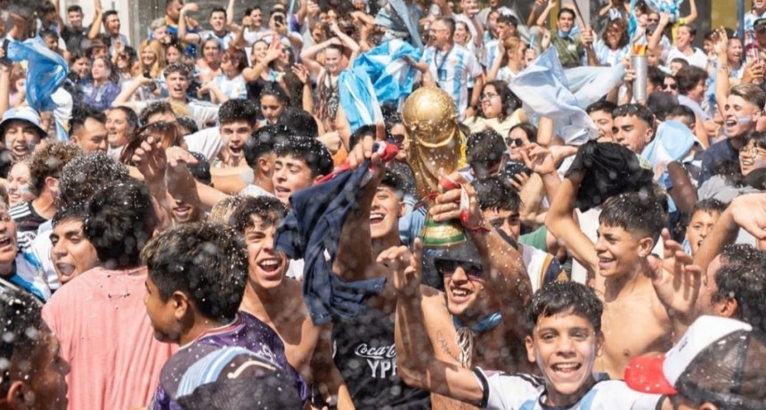 LOS TOLDOS. Cientos de personas tiñeron de celeste y blanco las calles. 