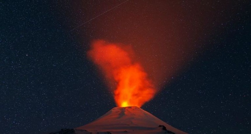 Alerta naranja por la actividad de un volcán en la frontera entre Chile y Neuquén