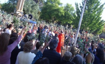 El significado y la importancia del Domingo de Ramos. Mas de un centenar de personas acompañan la representacion religiosa en Los Toldos